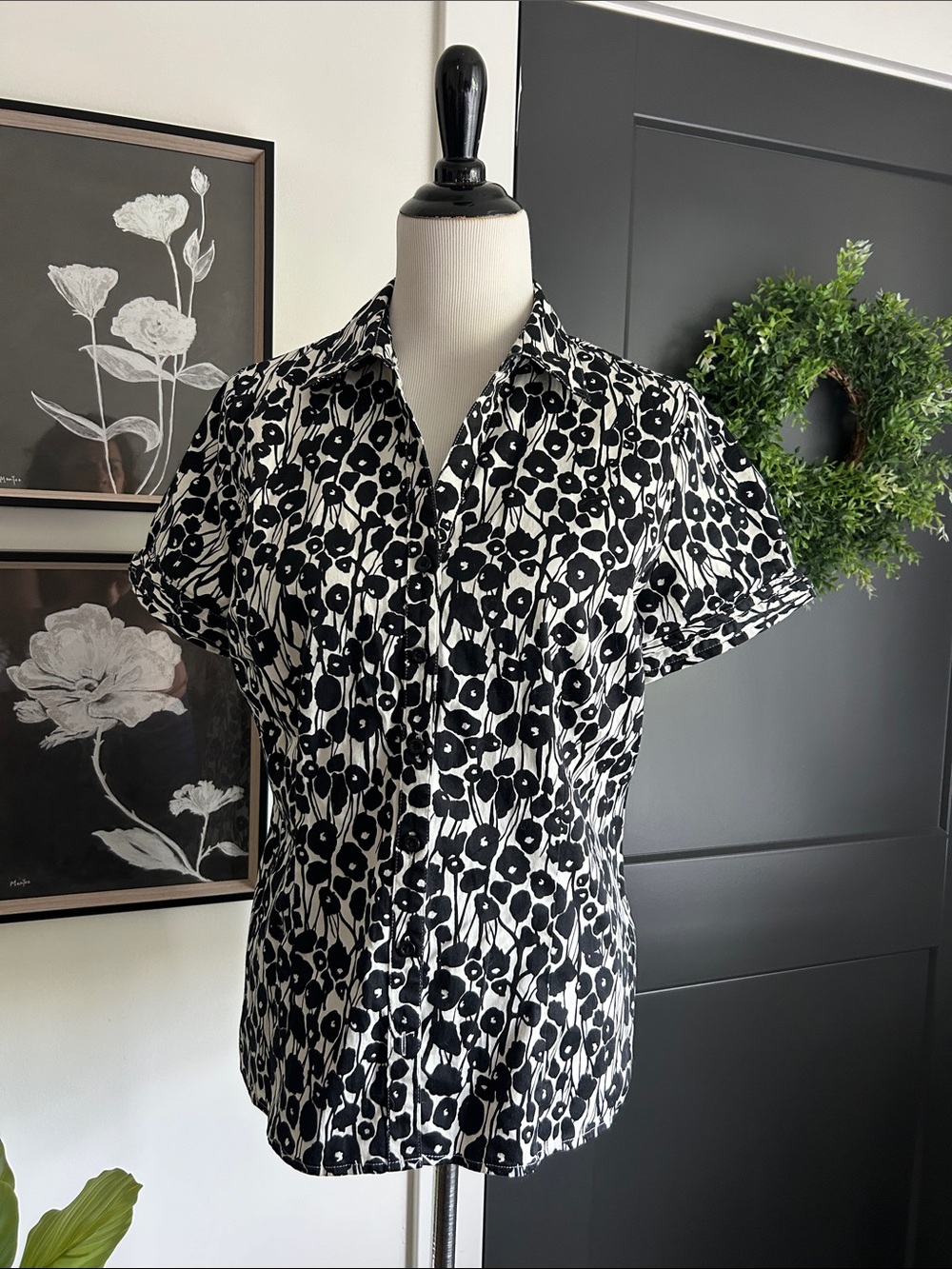 🌹 L Black & White Floral Short-Sleeve Button-Up Shirt -
